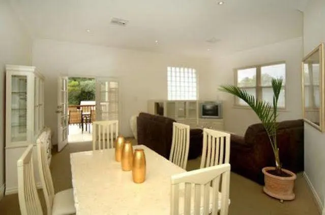 Michelles Garden Apartments Adelaide Hotel